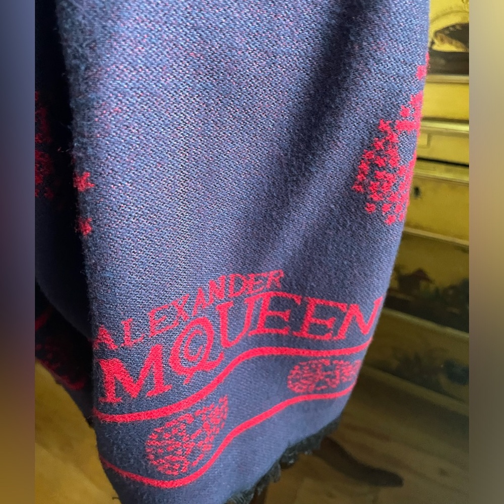 ALEXANDER McQUEEN Navy Blue & Red Star SKULL Wrap Scarf Shawl Soft Cashmere - Picture 3 of 4